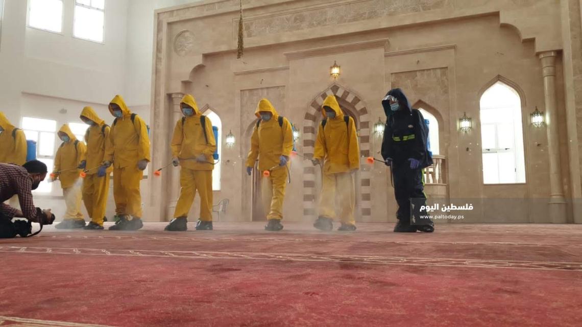 وزارة الأوقاف تعقم المساجد تمهيدا لأول صلاة الجمعة منذ اعادة فتحها بخانيونس جنوب القطاع