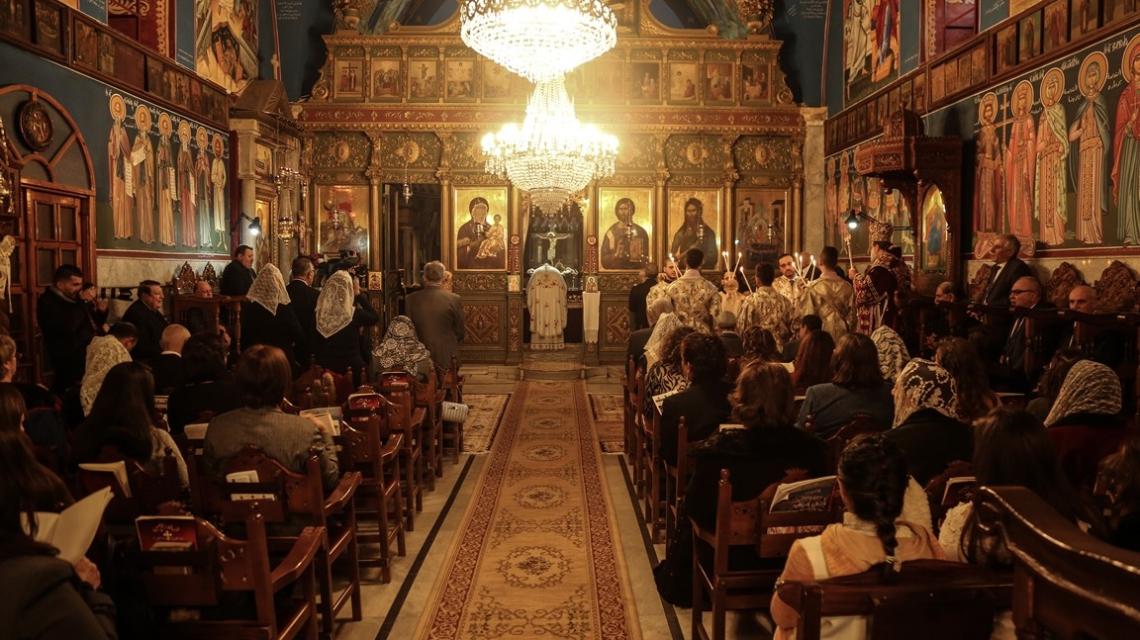 المسيحيون الأرثوذكس اليونانيون الفلسطينيون يحضرون القداس في كنيسة القديس بورفيريوس في مدينة غزة