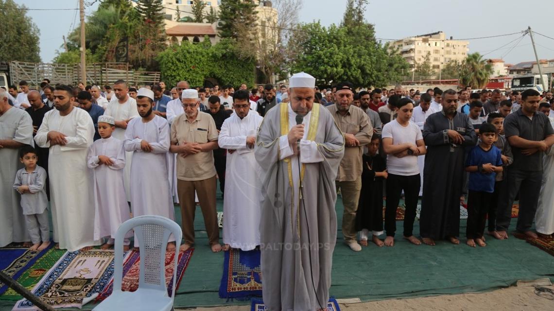 الجهاد تُقيم صلاة عيد الفطر السعيد في قطاع غزة