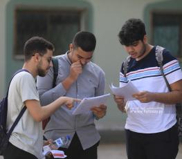 طلبة الثانوية العامة في غزة يتوجهون لقاعات الامتحان في اليوم الأول لامتحانات التوجيهي (10).JPG