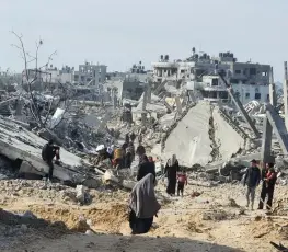 مواطنون يبحثون عن ذويهم المفقودين في غزة