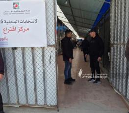 شرطة غزة تؤمن الانتخابات البلدية في دير البلح (6).jpeg