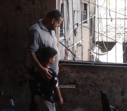 الشاب محمد المصري برفقة نجله
