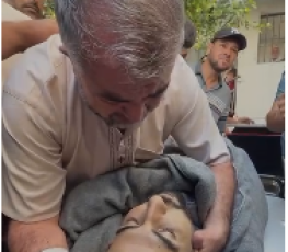 منير البرش يودع نجلة الشهيد.PNG