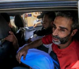 يوسف سليمان يحمل طفله الشهيد جاد