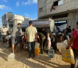 مركبة تحمل مياه محلاة للنازحين