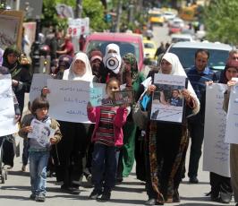 خاص فلسطين اليوم..أهالي الأسرى المعتقلين في سجون السلطة يعتصمون وسط رام الله للمطالبة بالإفراج عنهم
