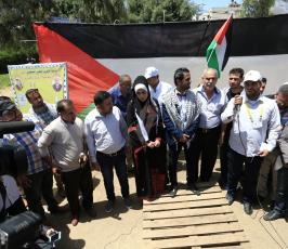 عروسان يعقدان قرانهما في خيمة تضامن الأسرى بساحة السرايا بغزة ‫(39715330)‬ ‫‬