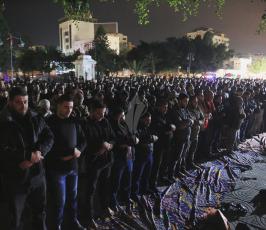 صلاةالعشاء في الساحات العامة بدعوة من الجهاد الإسلامي نصرة للقدس (1)