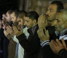 صلاة القيام فى العراء تضامن مع الصجفى محمد القيق  ‫(30007697)‬ ‫‬