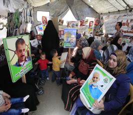رام الله: أهالي الاسرى يواصلون تضامنهم مع أبنائهم في سجون الاحتلال الذين يواصلون لليوم الـ27 اضرابهم عن الطعام