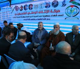 المئات من الفلسطينين يؤمون خيمة العزاء التي أقيمت في ساحة الجندي وسط غزة تضامنا مع الشعب المصري ‫(38339076)‬ ‫‬