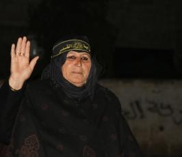 بالصور.. خنساء فلسطين"أم إبراهيم الدحدوح "تتفقد المرابطين على الثغور
