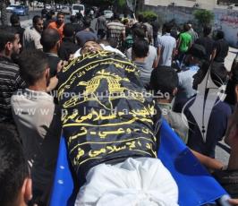 جماهير غفيرة تشييع جثمان الشهيد رائد جندية وتطالب القصاص من القتلة
