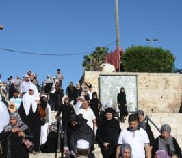 تدفق عشرات الالاف من المصلين على القدس القديمة لاداء صلاة الجمعة