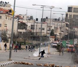 خاص فلسطين اليوم..الاحتلال يعتدي على مسيرة تضامنية مع الأسرى امام معتقل "عوفر"