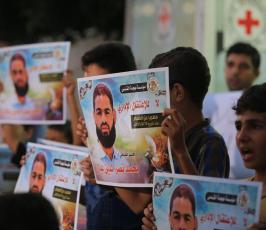  وقفة مع الاسير محمد علان  امام مقر الصليب الاحمر بمدينة غزة ‫(34865672)‬ ‫‬