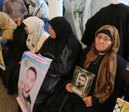 اهالي المعتقلين أمام مقر اللجنة الدولية للصليب الأحمر بمدينة غزة (7)