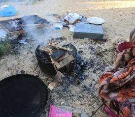 سيدة فلسطينية من منطقة الزنة شرق خانيونس تلجأ الى الخبز على الافران القديمة  ‫(38470152)‬ ‫‬