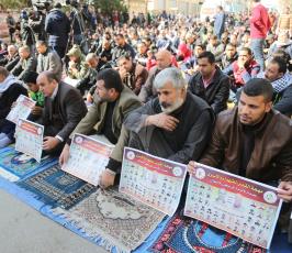 صلاة الجمعة أمام مقر الصليب الأحمر في غزة  ‫(1)‬ ‫‬