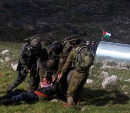 خاص فلسطين اليوم.اعتقالات وإصابات بالاختناق في "المناطير" قرب نابلس