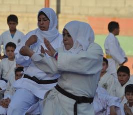 بالصور:الجنس اللطيف في غزة يمارسون رياضة الكاراتيه