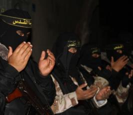 بالصور.. خنساء فلسطين"أم إبراهيم الدحدوح "تتفقد المرابطين على الثغور