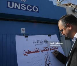 صحفيون يوقعون بالدم على خارطة فلسطين  (11).JPG