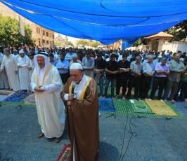  صلاة الجمعة أمام مقر الصليب الأحمر ‫(34669084)‬ ‫‬