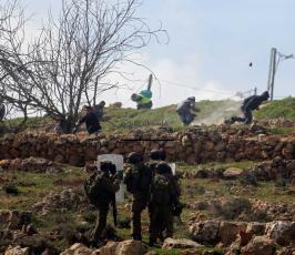 خاص فلسطين اليوم..إصابة المئات بالرصاص والإختناق أمام سجن "عوفر" قرب رام الله