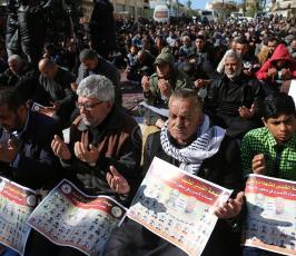 صلاة الجمعة أمام مقر الصليب الأحمر في غزة  ‫(39387675)‬ ‫‬