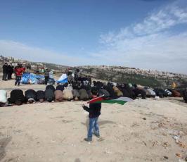 خاص فلسطين اليوم..نشطاء فلسطينيون يعودون إلى باب الكرامة شمال غرب القدس المحتلة