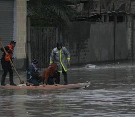 الدفاع المدني ينقذ عشرات العائلات الفلسطينية من الغرف نتيجة الامطار الشديدة في غزة