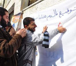 متضامنون فى غزة يوقعون بدمائهم اسم الشيخ خضر عدنان