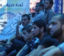 الجهاد تقيم صلاة الجمعة أمام مقر الصليب الأحمر بمدينة غزة