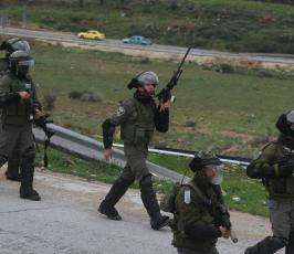خاص فلسطين اليوم...الاحتلال يقمع مسيرة النبي صالح المنددة بالاستيطان