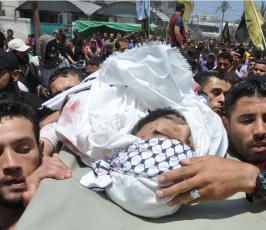 جماهير غفيرة تشيع جثماني شهيدي وسط قطاع غزة