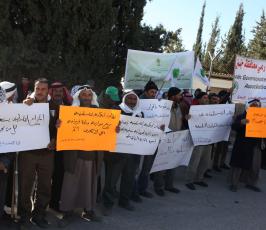 خاص فلسطين اليوم..مزارعون يعتصمون أمام رئاسة الحكومة في رام الله