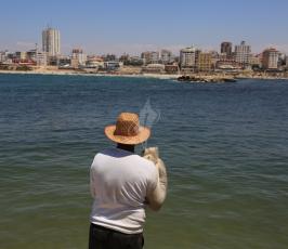 صياد فلسطيني يبحث عن رزقه في بحر غزة في شهر رمضان المبارك ‫(30438801)‬ ‫‬
