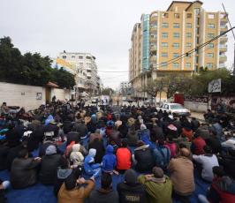 حركة الجهاد تقيم صلاة الجمعة أمام مقر الصليب بغزة تضامناً مع الأسير المضرب محمد القيق ‫(30138766)‬ ‫‬ ‫‬