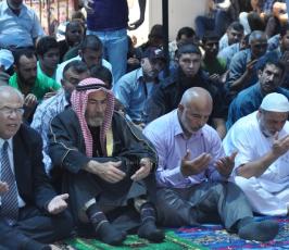  صلاة الجمعة امام مقر الصليب