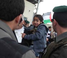 نشطاء فلسطينيون يعودون إلى باب الكرامة شمال غرب القدس المحتلة