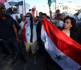 فلسطينيون يحتجون ضد فضائية الجزيرة في رام الله