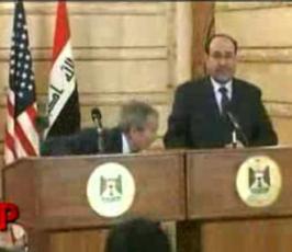 بالصور .. الرئيس الأمريكي يُضرب بحذاء  صحفي عراقي 