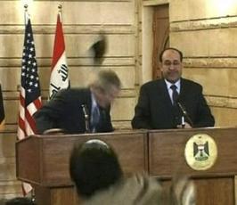 بالصور .. الرئيس الأمريكي يُضرب بحذاء  صحفي عراقي 