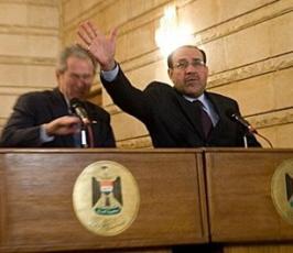 بالصور .. الرئيس الأمريكي يُضرب بحذاء  صحفي عراقي 