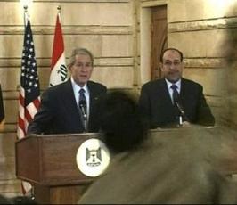 بالصور .. الرئيس الأمريكي يُضرب بحذاء  صحفي عراقي 