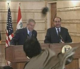 بالصور .. الرئيس الأمريكي يُضرب بحذاء  صحفي عراقي 
