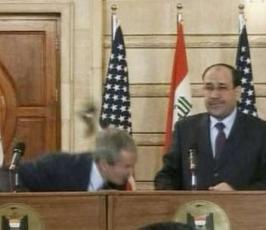 بالصور .. الرئيس الأمريكي يُضرب بحذاء  صحفي عراقي 