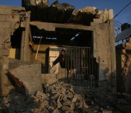 عدسة « فلسطين اليوم » تتجول وسط الدمار الذي لحق بمنازل المواطنين جراء القصف الإسرائيلي